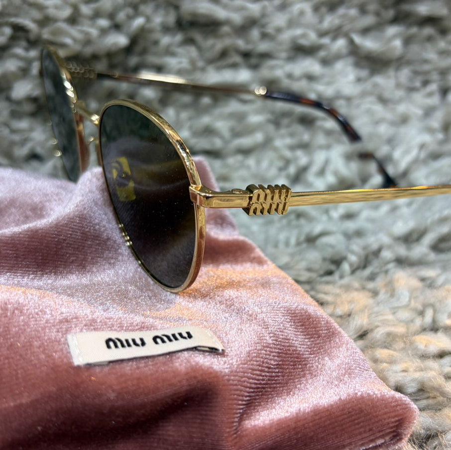 entes de sol de la marca Miu Miu, modelo MU 55ZS.