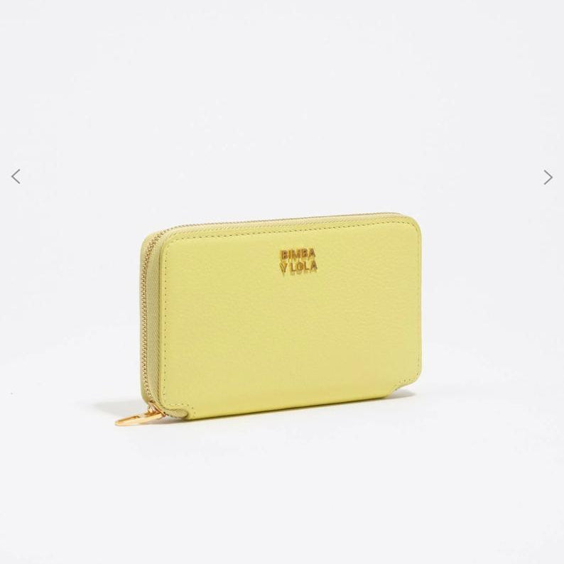 billetera horizontal mediana de piel en color amarillo ácido Bimba y Lola. 