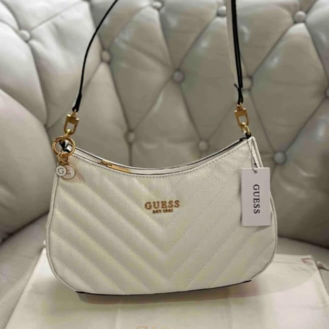 bolso de hombro pequeño acolchado con cremallera superior Guess modelo Jania en color blanco. 