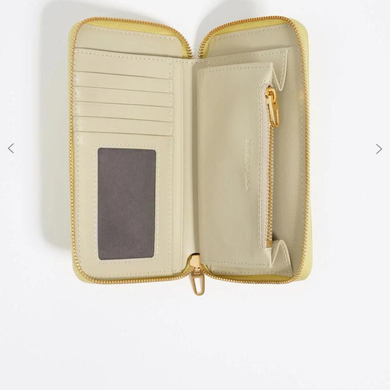 billetera horizontal mediana de piel en color amarillo ácido Bimba y Lola. 