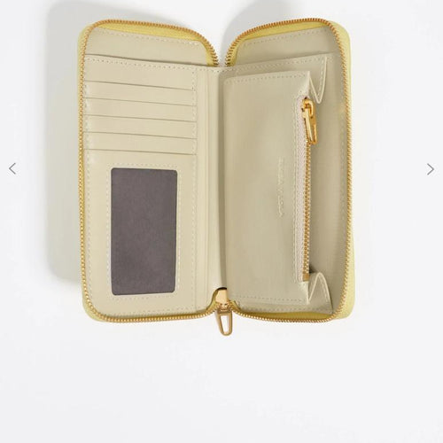 billetera horizontal mediana de piel en color amarillo ácido Bimba y Lola. 