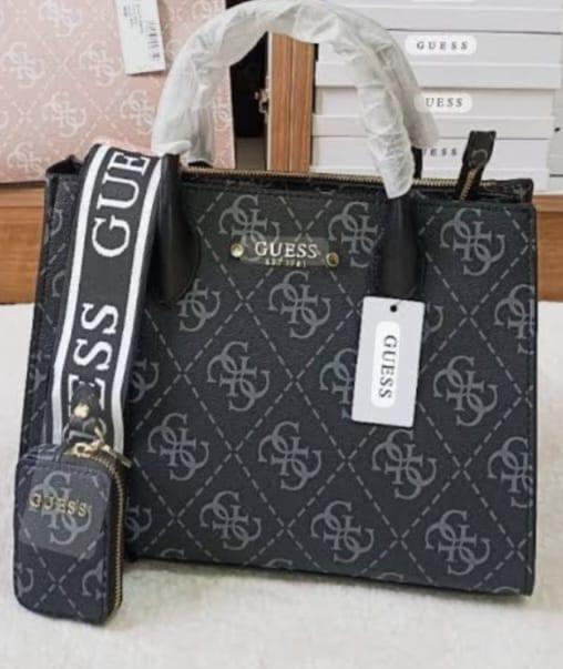 bolso Guess es un modelo Satchel versátil